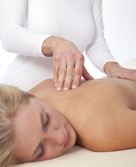 Frau bei Massage in Hannover