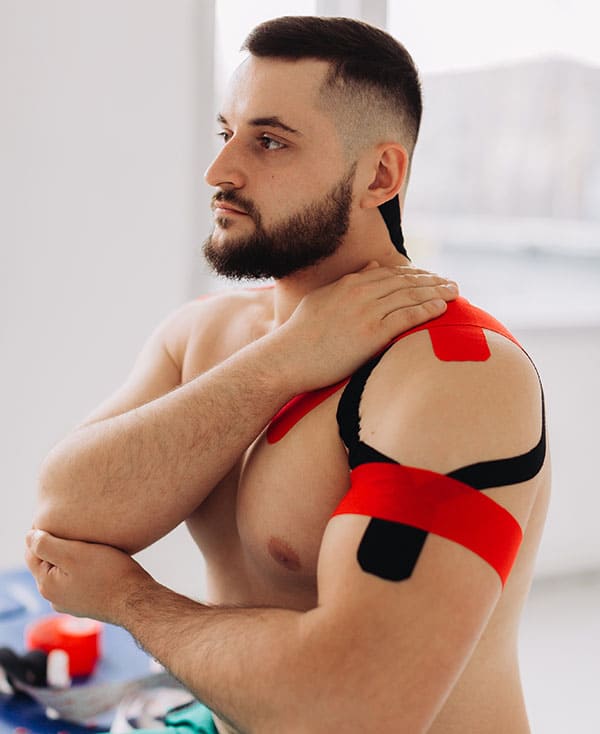 Mann mit Kinesio Tape