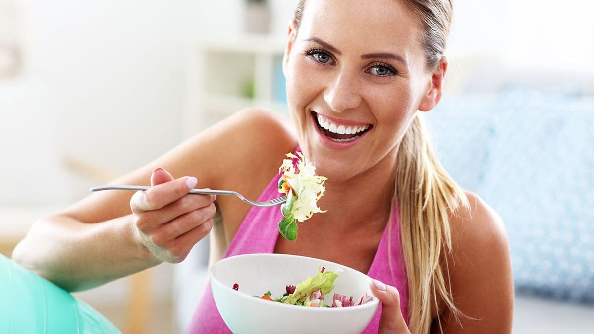 Gesunde Frau isst Salat